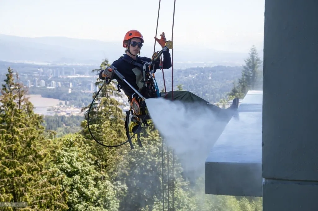 Intervention de cordiste pour nettoyage de façade